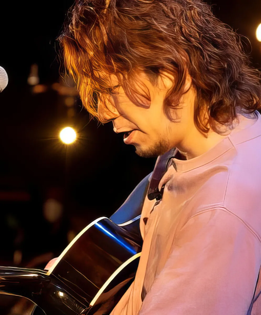 ライブでギターを弾く遠山八音